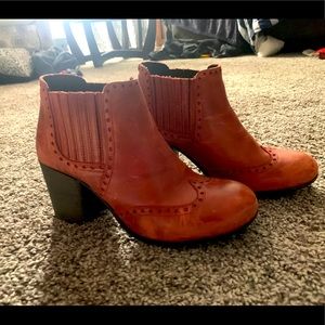 Women’s fashionable boots with thick hill